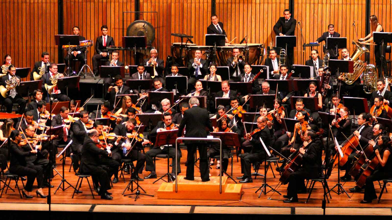 Con una nueva identidad