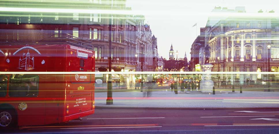 Autobús cruza_trafalgar_square